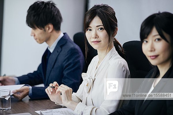 Japanische Geschäftsleute bei einem Treffen