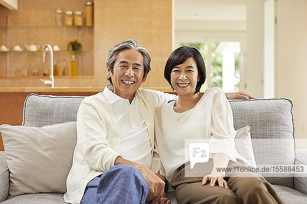 Älteres japanisches Paar zu Hause
