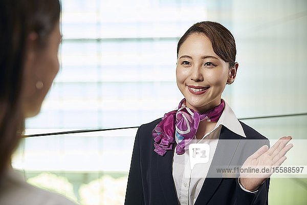 Japanische Flugbegleiterin hilft Kunden