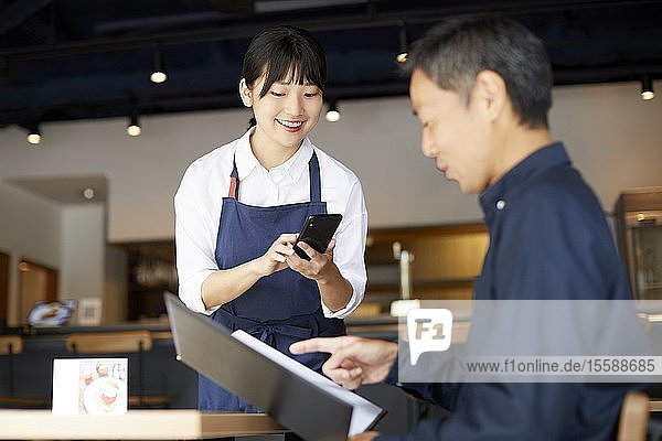Junge Japanerin arbeitet in einem Restaurant