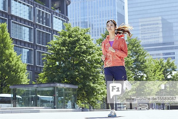 Junge Japanerin beim Laufen in der Innenstadt von Tokio