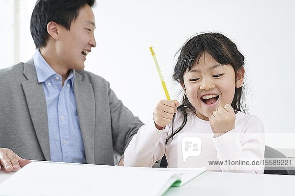 Japanisches Grundschulkind mit Lehrer