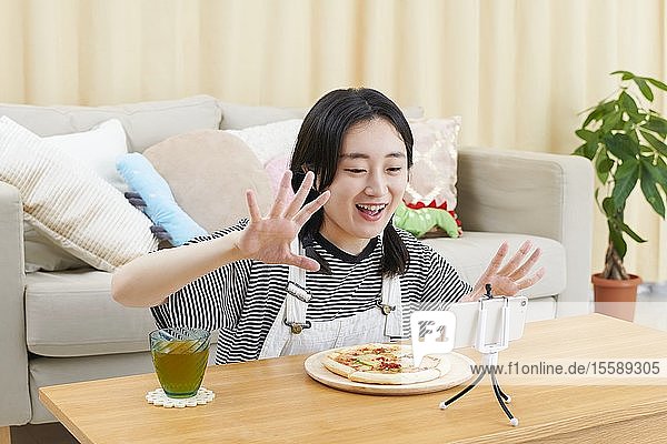 Junge japanische Youtuber streamen zu Hause