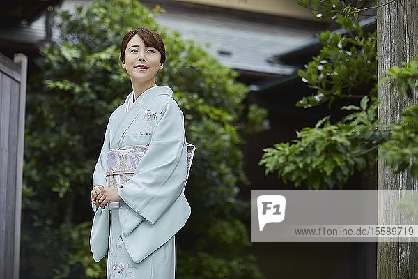 Junge Japanerin im traditionellen Kimono
