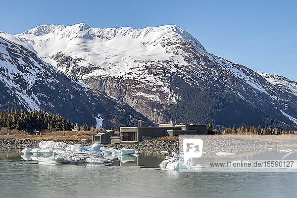 Das Portage Visitor Center zeigt Eisberge  die vom Portage-Gletscher abgebrochen und über den Portage-See getrieben sind  Süd-Zentral-Alaska; Alaska  Vereinigte Staaten von Amerika