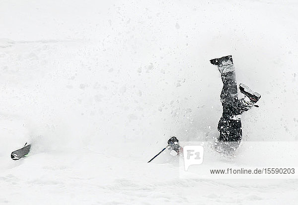 Ein Extremskifahrer verunglückt während der Vorrunde der Mountain Sports International Freesking-Weltmeisterschaft im Alyeska Resort in Girdwood  Alaska
