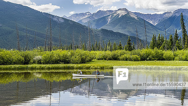 Kanufahren auf den Vermillion Lakes in den kanadischen Rocky Mountains  Bow River Valley  Banff National Park; Alberta  Kanada