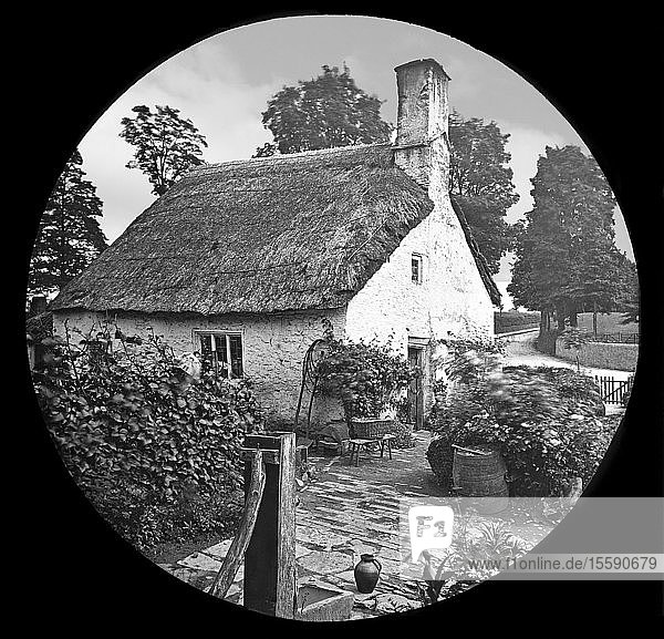 Laterna Magica-Dia um 1880  viktorianisch/edwardianisch  Sozialgeschichte. Strohgedecktes Landhaus; Devonshire  England