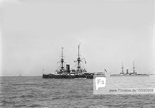 Negativ um 1900  viktorianisches Zeitalter. Schlachtschiff der Majestic -Klasse (links im Vordergrund) und Schlachtschiff der Royal Sovereign -Klasse  Spithead Naval Review 1902