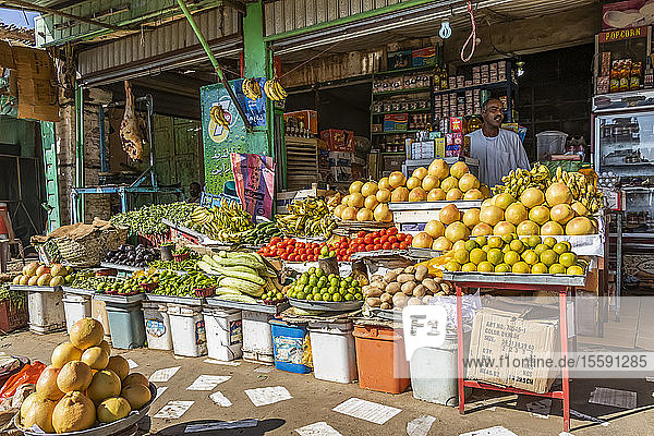 Sudanese verkauft Produkte auf dem Markt; Dongola  Nordstaat  Sudan