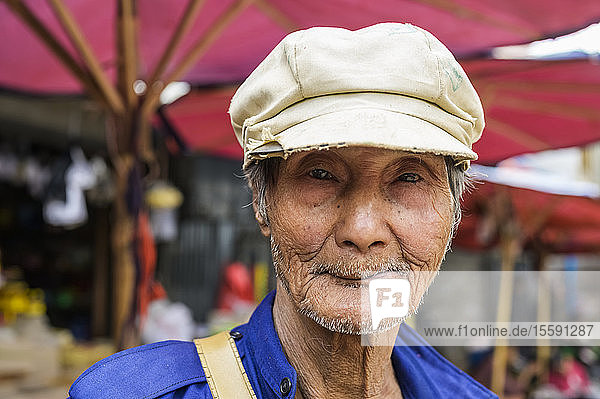 Porträt eines älteren Mannes  der auf dem Markt einen Hut trägt; Taungyii  Shan-Staat  Myanmar