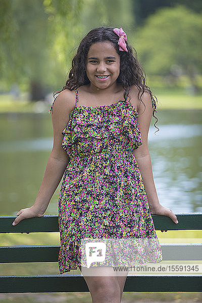 Porträt eines glücklichen hispanischen Mädchens mit Zahnspange im Park