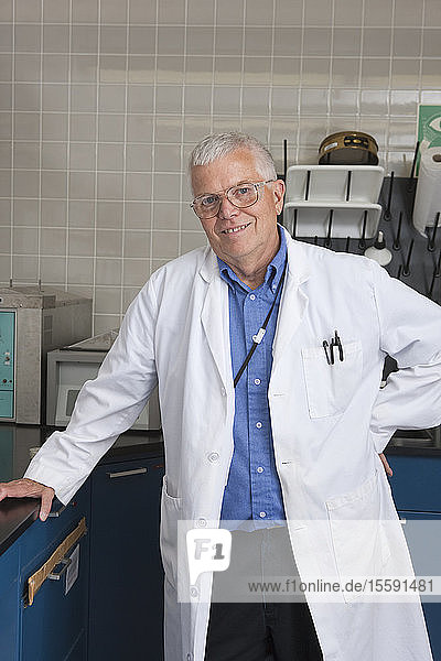 Wissenschaftlerin  die im Labor der Wasseraufbereitungsanlage lächelt