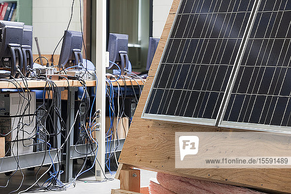 Technisches Labor der Hochschule mit Computern und Photovoltaik-Paneelen zur Demonstration