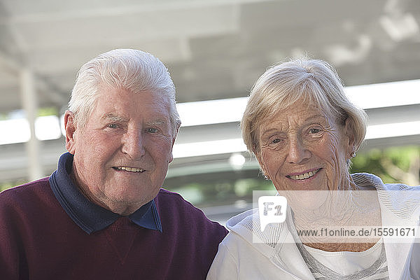 Porträt eines glücklichen älteren Paares  das lächelt