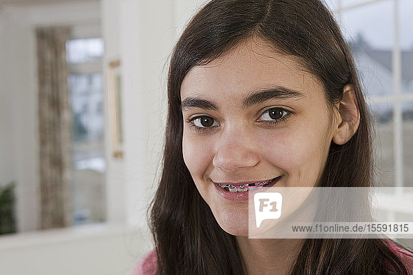 Hispanisches Teenager-Mädchen lächelnd