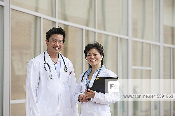 Porträt von zwei lächelnden Ärzten