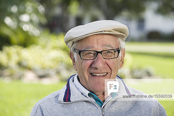 Porträt eines lächelnden älteren Mannes.