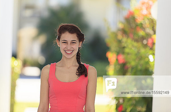 Porträt einer lächelnden jungen Frau