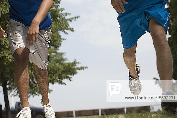 Tiefschnittansicht von zwei rennenden Teenagern