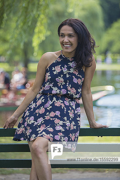 Glückliche hispanische Frau lächelnd in einem Park