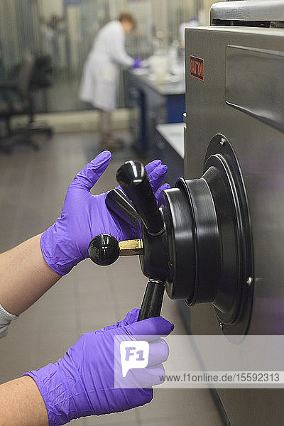 Labortechniker beim Öffnen des Sterilisationstanks