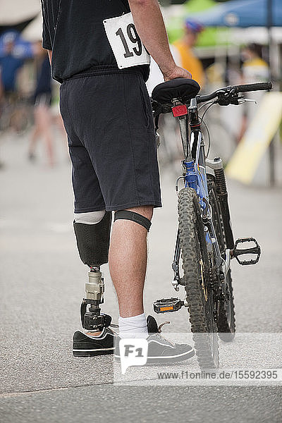 Mann mit Beinprothese bei einem Radrennen