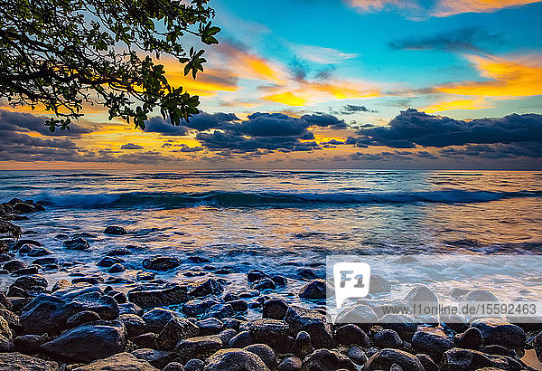 Sonnenaufgang über dem Pazifischen Ozean vom Ufer des Lydgate Beach; Kapaa  Kauai  Hawaii  Vereinigte Staaten von Amerika