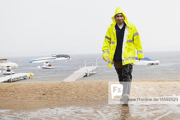 Ein Bauingenieur trägt ein Paket mit Wasserproben aus einem See