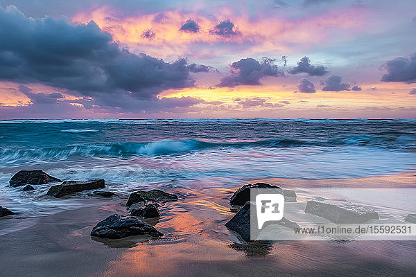 Sonnenaufgang über Lydgate Strand und Meer; Kapaa  Kauai  Hawaii  Vereinigte Staaten von Amerika