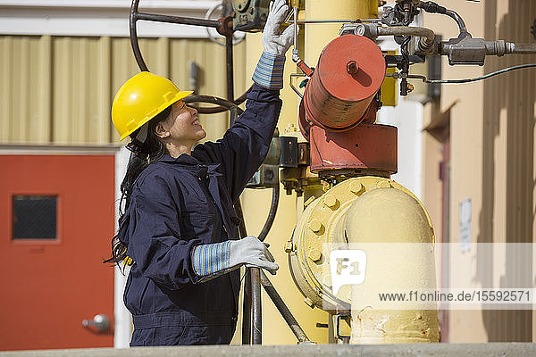 Eine Ingenieurin prüft die Sensoren der Kraftstoffleitung im Kraftwerk