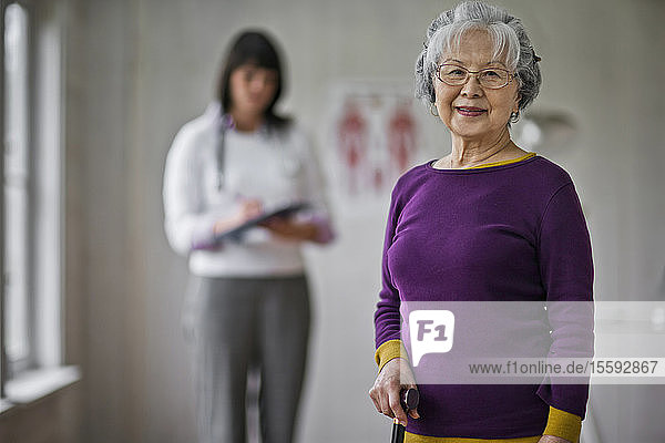 Ältere Frau bei einer Vorsorgeuntersuchung mit ihrem Arzt