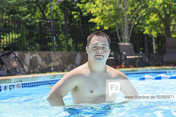 Mann mit Down-Syndrom schwimmt im Pool