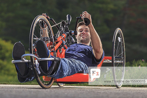 Mann mit Rückenmarksverletzung auf seinem individuell angepassten Handbike