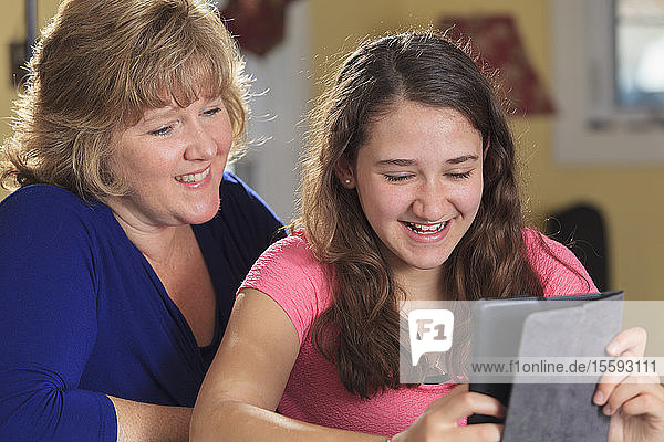 Mutter und Tochter benutzen ein Tablet