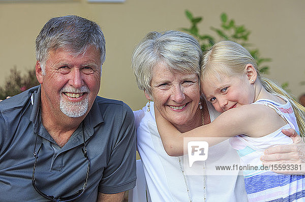 Porträt von glücklichen Großeltern und Enkelkind