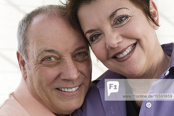 Porträt eines lächelnden reifen Paares.