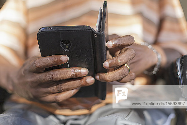Mann mit Guillain-Barre-Syndrom schickt Textnachrichten auf seinem Handy