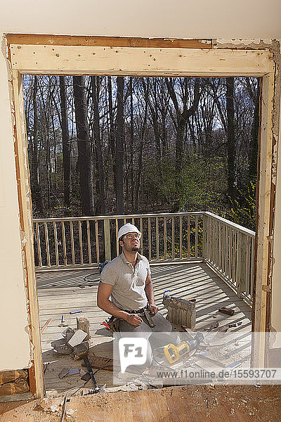 Spanischer Zimmermann bei der Vorbereitung der Türöffnung für den neuen Rahmen an der Seite des Hauses