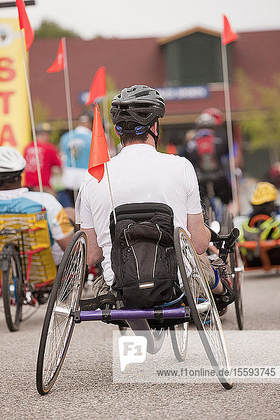 Mann mit Rückenmarksverletzung nimmt an einem Dreiradrennen teil