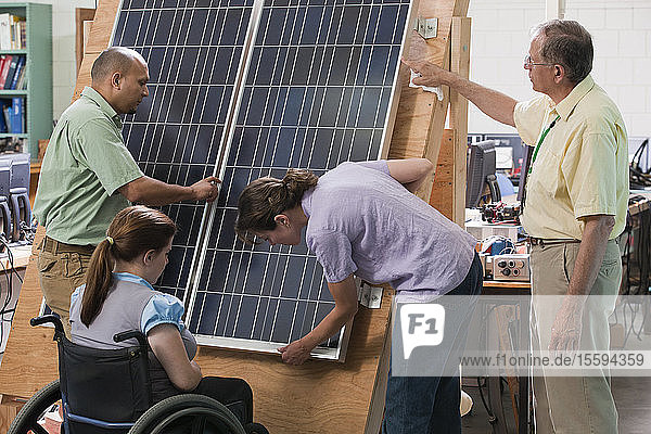 Ingenieurstudenten bei der Prüfung der Konstruktion und Montage von Photovoltaikmodulen