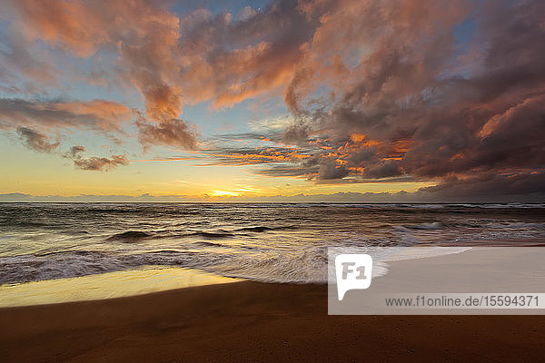 Dramatischer und lebendiger Sonnenaufgang über dem Strand und dem Pazifischen Ozean; Kauai  Hawaii  Vereinigte Staaten von Amerika