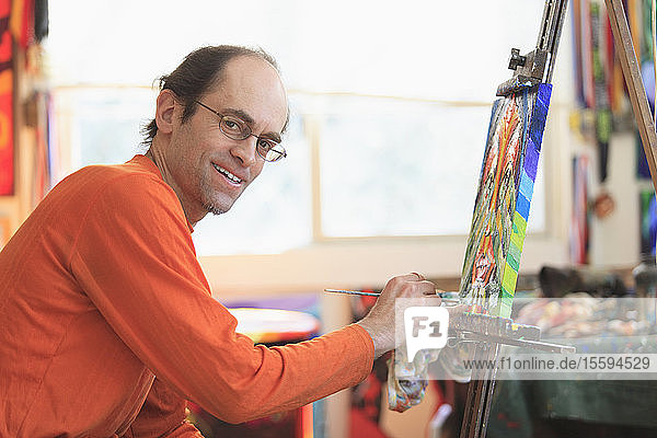 Mann mit Asperger-Syndrom malt in seinem Kunstatelier