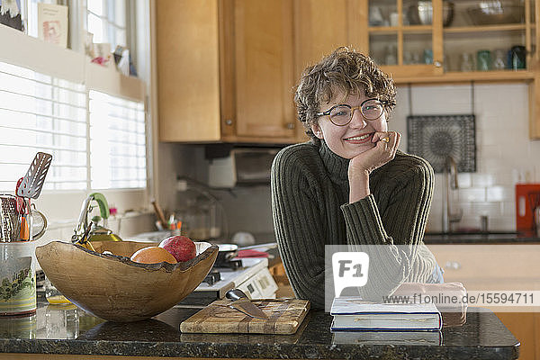 Frau mit Sjogren-Larsson-Syndrom lehnt am Küchentisch