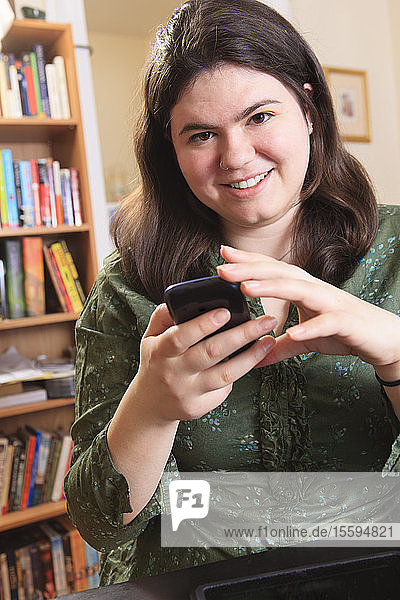 Frau mit Asperger-Syndrom arbeitet mit ihrem Smartphone
