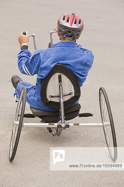 Behinderter Mann fährt auf einem Rennrad