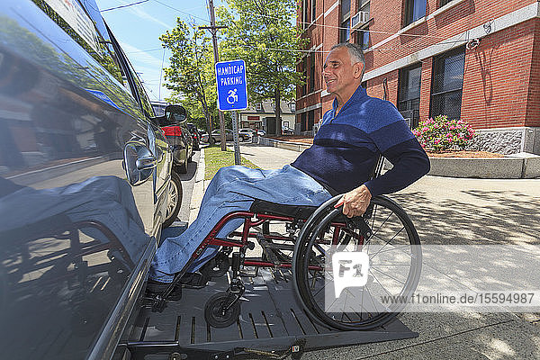 Mann mit Rückenmarksverletzung steigt in seinen begehbaren Lieferwagen