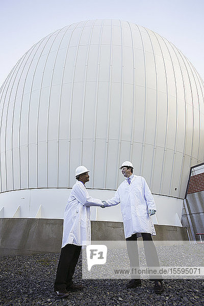 Zwei Wissenschaftler schütteln sich die Hände