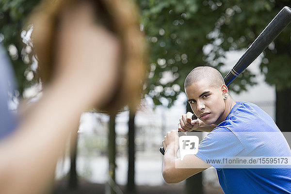 Porträt eines Teenagers mit einem Baseballschläger