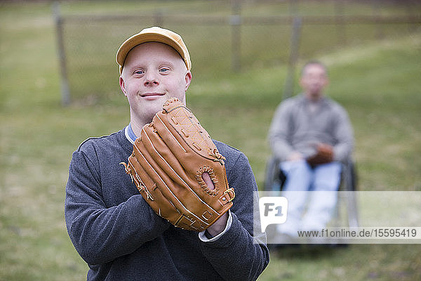 Mann mit Down-Syndrom trägt einen Baseballhandschuh